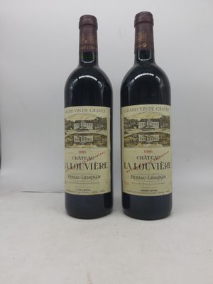 deux bouteilles de vin rouge posées l'une à côté de l'autre sur une table