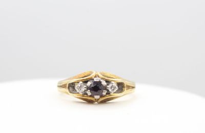 Bague en or jaune avec rubis et diamants - Photo 1