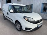 la camionnette blanche est garée devant un bâtiment