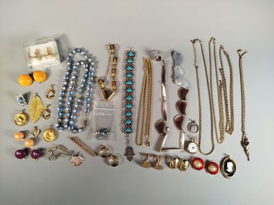 plusieurs types de colliers et de bracelets différents disposés sur une table