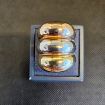deux bagues en or posées dans une boîte bleue sur une table