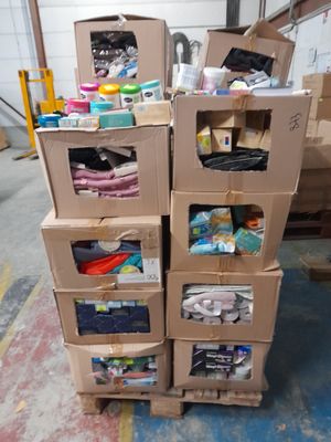 plusieurs cartons empilés les uns sur les autres dans un entrepôt