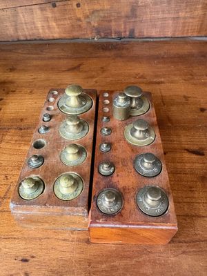 LOT de deux series de poids en laiton avec supports en bois. - Photo 1