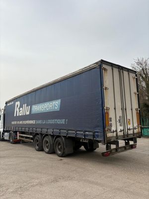 un camion semi-remorque garé dans un parking