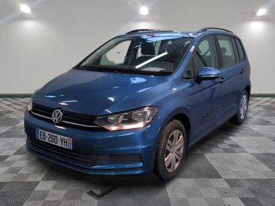 La Volkswagen B-Cross bleue est garée sur un sol à damier