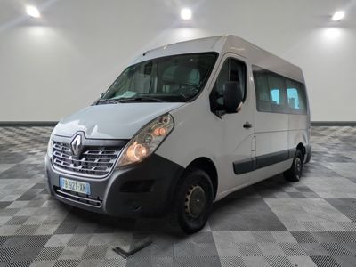 la photo d'une camionnette blanche garée dans une pièce
