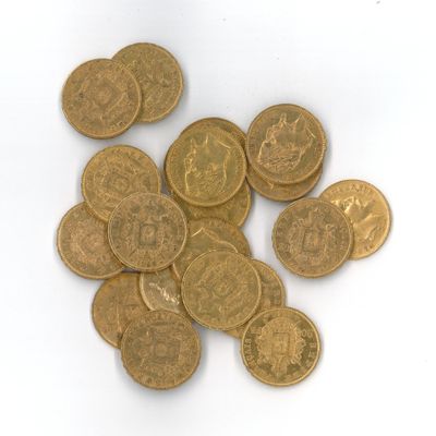une pile de pièces d'or sur une surface blanche
