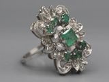 une image d'un gros plan d'une bague avec une pierre verte
