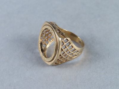 une image d'une bague en or avec un diamant au centre