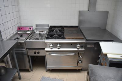 une photo d'une cuisine équipée d'appareils électroménagers en acier inoxydable