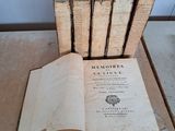 plusieurs vieux livres sont empilés sur une table
