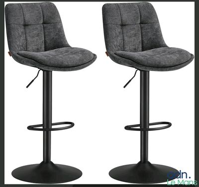 une paire de tabourets de bar gris posés sur un piètement en métal