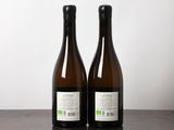 deux bouteilles de vin posées sur une table l'une à côté de l'autre