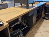 un bureau sur lequel se trouve un ordinateur, dans un restaurant