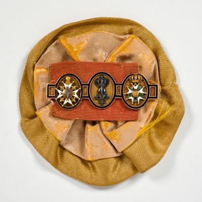 une broche ornée d'engrenages, fixée sur un morceau de tissu