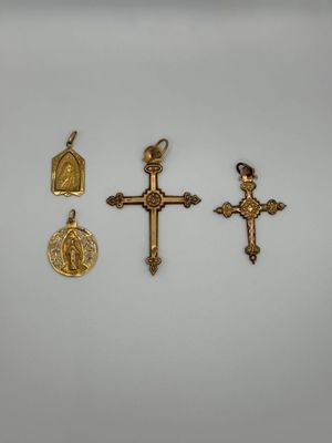 Deux croix et deux médailles religieuses gravées en or 750 °/°°. poids - Photo 1