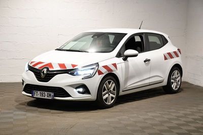 la voiture blanche est garée dans un garage dont le sol est recouvert de carreaux