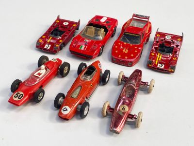 un grand nombre de petites voitures posées sur une table