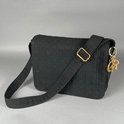 sac à bandoulière matelassé noir avec des finitions dorées