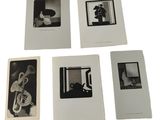 six photographies en noir et blanc représentant un homme et une femme dans un salon