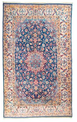 un tapis bleu et rouge à motifs floraux
