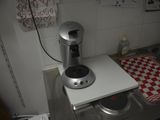 une cafetière posée sur le plan de travail d'une cuisine