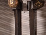paire de poignées de porte anciennes en bois avec des boutons en laiton en forme de boule