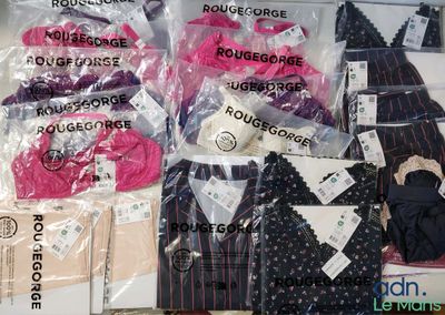 de nombreux types de vêtements sont exposés dans le magasin
