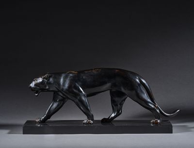 une image représentant une statue de panthère noire posée sur un socle noir