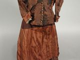 une robe marron d'une femme sur un mannequin