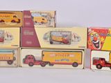 la boîte contient de nombreux modèles différents de camions miniatures