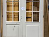 deux portes doubles en cours d'installation dans un entrepôt
