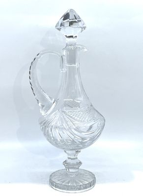 Carafe en cristal moulé pressé à décor de draperies.