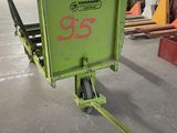 un chariot vert qui se trouve dans un entrepôt