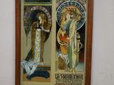 une photo montrant deux affiches encadrées accrochées au mur