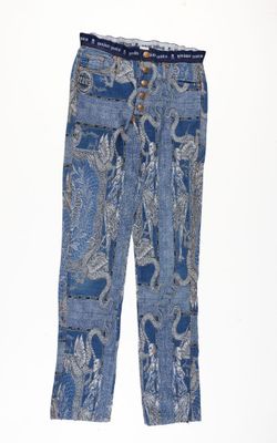 un pantalon en jean à motif cachemire et ceinture, sur fond blanc