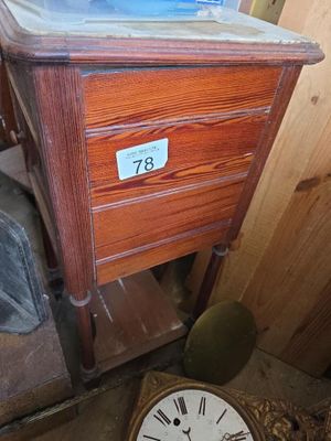 une horloge posée à côté d'une table en bois