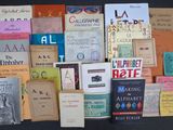 un grand nombre de livres posés sur une table