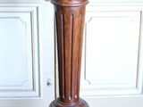 une grande table en bois sur laquelle se trouve un vase