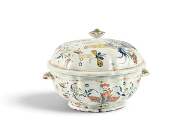 un bol blanc muni d'un couvercle orné de fleurs et d'oiseaux