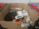 une boîte en carton remplie d'objets hétéroclites dans une pièce