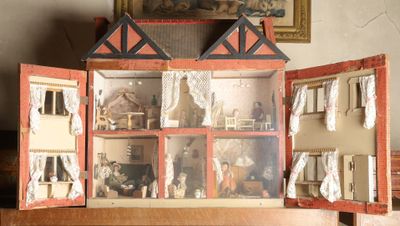 une maison de poupées posée sur une table