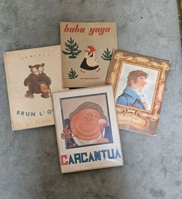 trois livres sont posés par terre, les uns à côté des autres