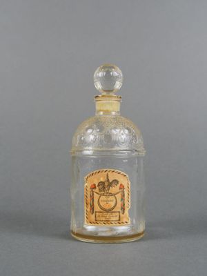 une petite bouteille en verre avec une étiquette dessus