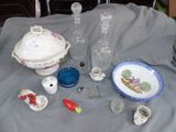 une table sur laquelle se trouvent de nombreux objets différents