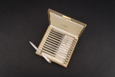 une boîte contenant un ensemble de couteaux et une paire de ciseaux