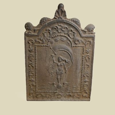 Plaque de cheminée en fonte de forme quadrangulaire, le haut…