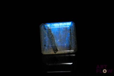 l'image d'un objet carré en verre dans l'obscurité