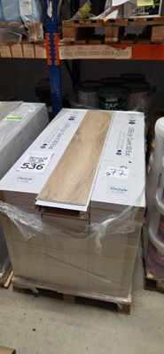 une pile de cartons posée sur une palette dans un magasin
