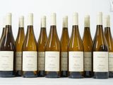 six bouteilles de vin sont alignées sur une table